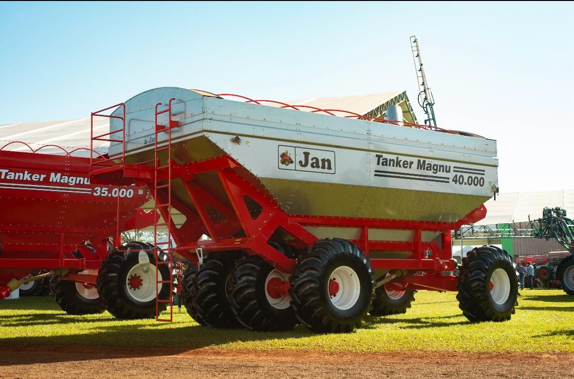 Carretas graneleiras JAN Tanker Magnu alinhadas em campo aberto