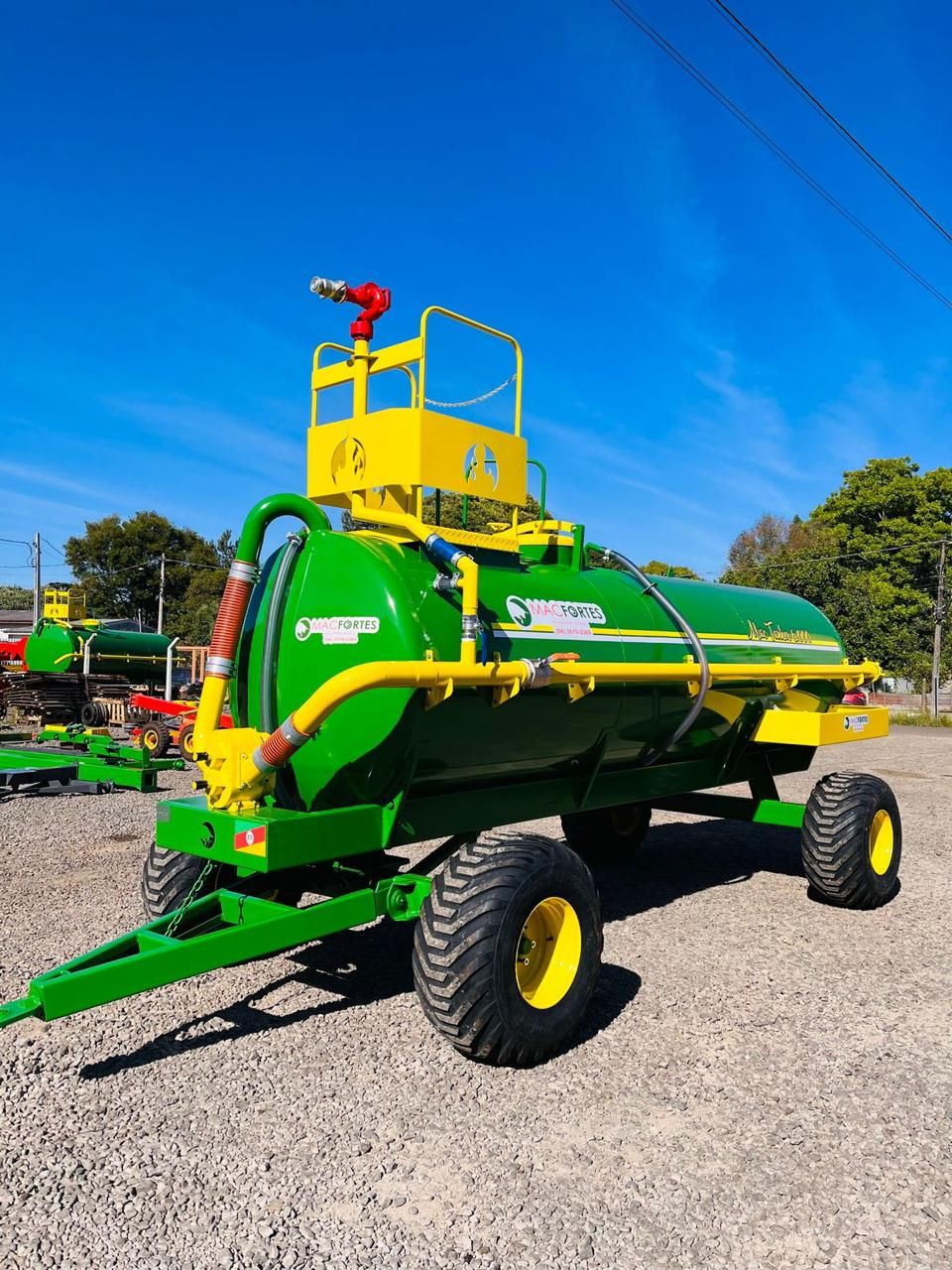 Tanque distribuidor rebocado, com estrutura verde e amarela