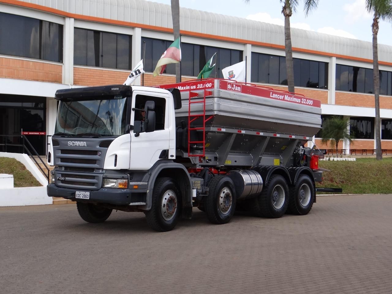 Caminhão equipado com carroceria distribuidora de fertilizante